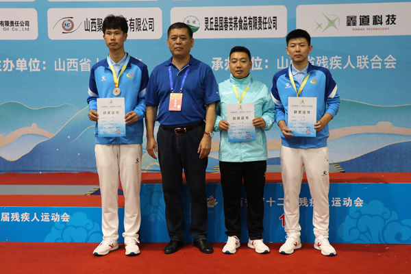 李会长颁奖.jpg