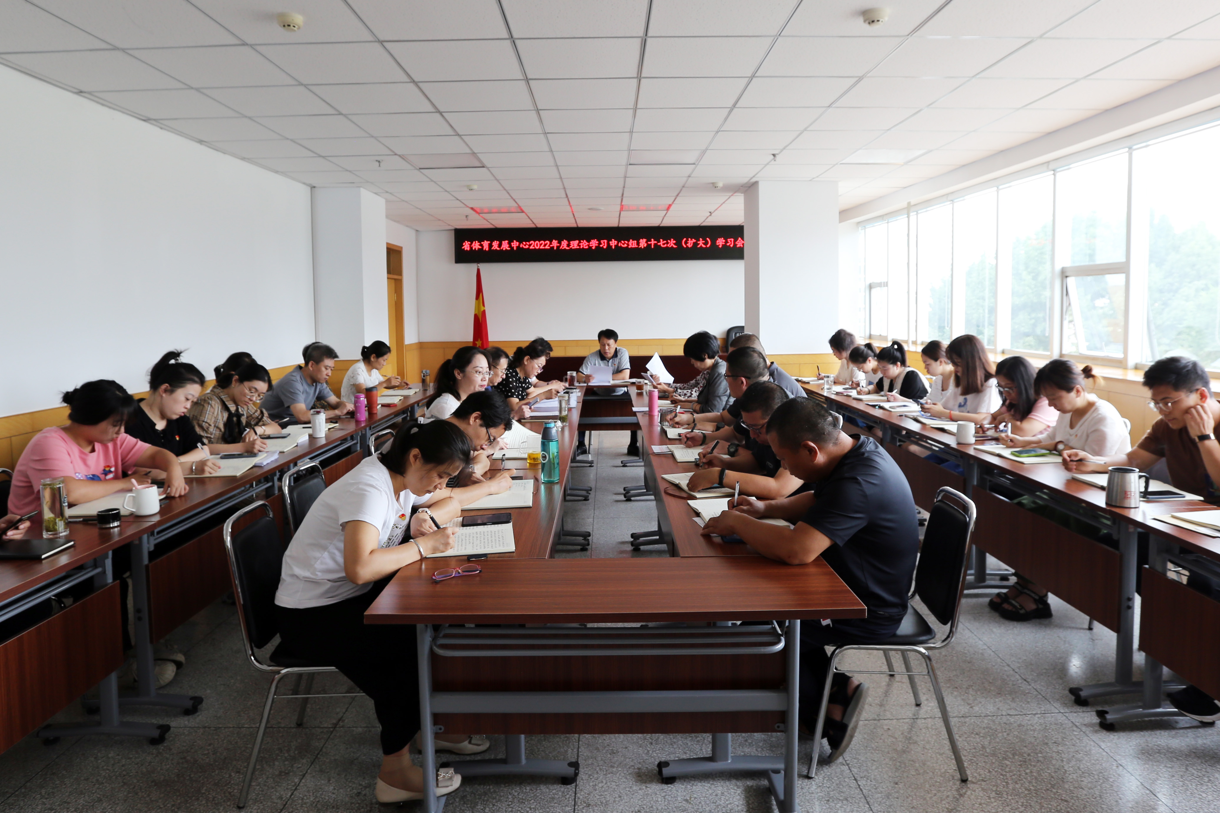 发展中心第十七次中心组学习IMG_5453.jpg